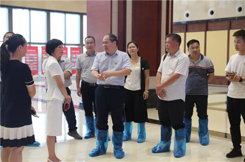 “同舟共济精神要发扬”——贵港市港南区委副书记叶伟滕带队到访扬翔公司指导防非工作。